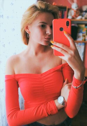 amateur pic vsco-red-phone (1)