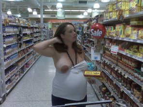 zdjęcie amatorskie This pregnant lady's one boob top further enhances her status in motherhood