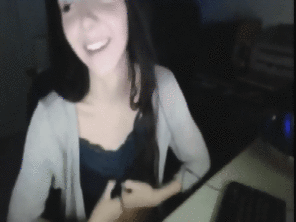 amateur-Foto Cute girl's adorably embarrassed reaction after flashing her boobs 