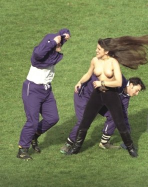 foto amadora Streaker Getting Taken Away