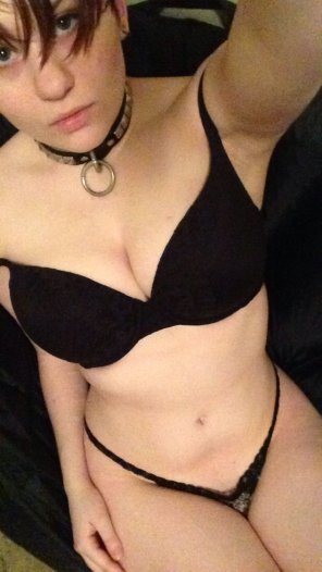 amateur pic Black goes well with my body, huh? [f]