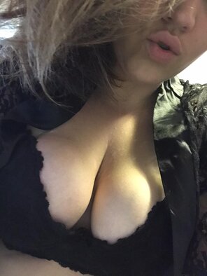 zdjęcie amatorskie Big tits deserve a big dick....don't you agree??