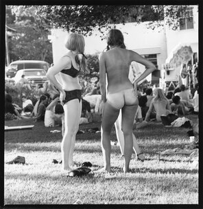 zdjęcie amatorskie Two girls at a Grateful Dead pool party, 1966