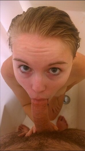 amateur pic Cutie in the Shower