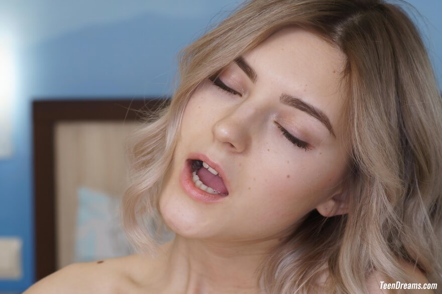 enlarge-polo_7474 - TeenDreams Eva Elfie - Getting Comfy in bed (Aug 07, 2020) 101x - 0092 - 0092-enlarge