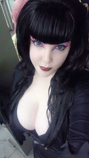 zdjęcie amatorskie Some awesome Elvira cosplay cleavage