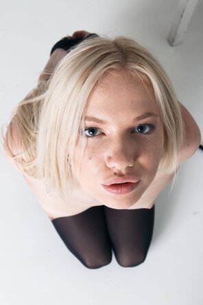 foto amatoriale Tied Blonde