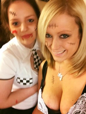 foto amatoriale Halloween cleavage