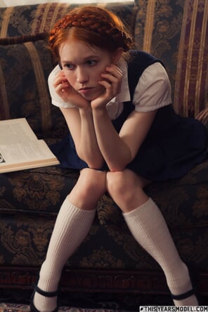 zdjęcie amatorskie Dolly Little - Studying Herself