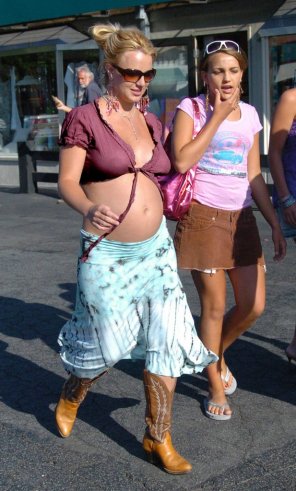 photo amateur Britney braless & pregnant