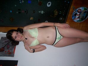 zdjęcie amatorskie Cute girl posing in her underwear_ 112270C