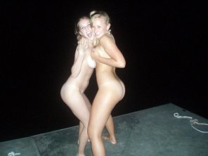 foto amatoriale Skinny dipping in the dark