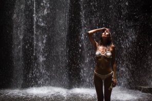 foto amadora Under the waterfall