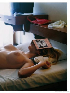 foto amateur Fell asleep with her book