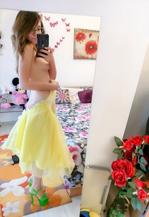 photo amateur I miss the sun, that's why I've put a yellow dress on me. [F]