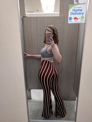 zdjęcie amatorskie Do these pants make my butt look big?