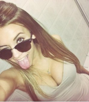 amateurfoto Tongue out, winking cleavage