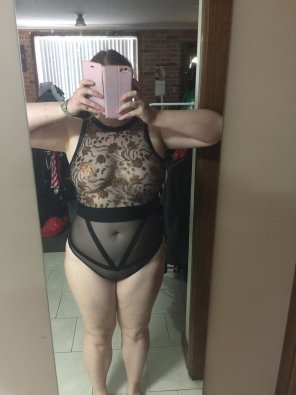 foto amateur pale, with gold and black lingerie