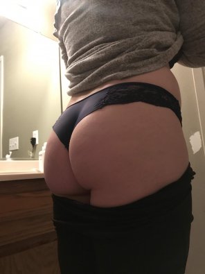 amateur-Foto Showing off her thong
