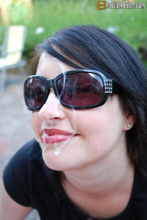 zdjęcie amatorskie Keeping her shades on was a smart idea