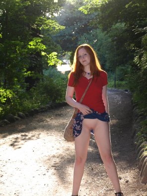 foto amatoriale Flashing at the park