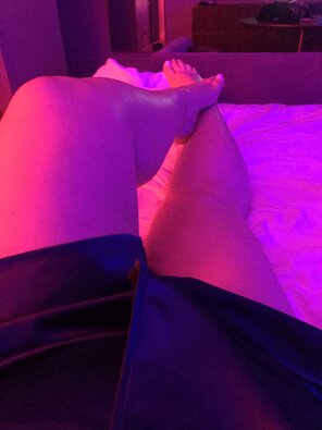 foto amatoriale Smooth legs & silky robe after a night of [f]un ;)
