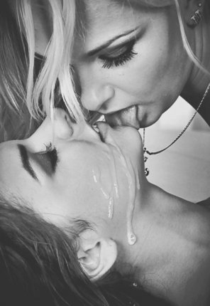 foto amadora Licking her friend