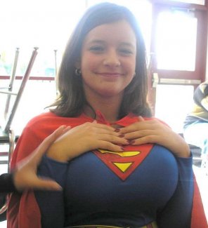 foto amatoriale Stuffed into her Supergirl costume