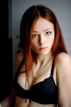 photo amateur Red hair, freckles, black bra
