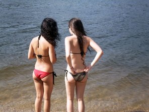amateurfoto the girl on the left knows how to tie basic knots; it pays!