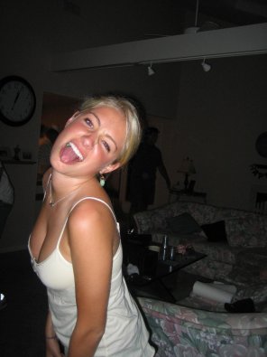 foto amateur Pretty blonde tongue wagger
