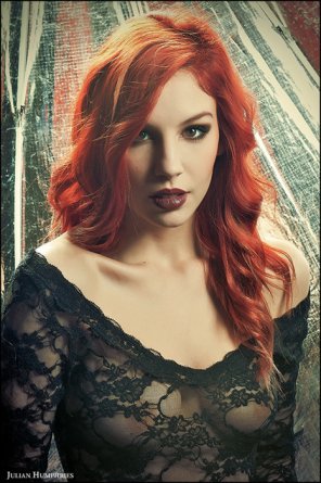 foto amatoriale Red in black lace