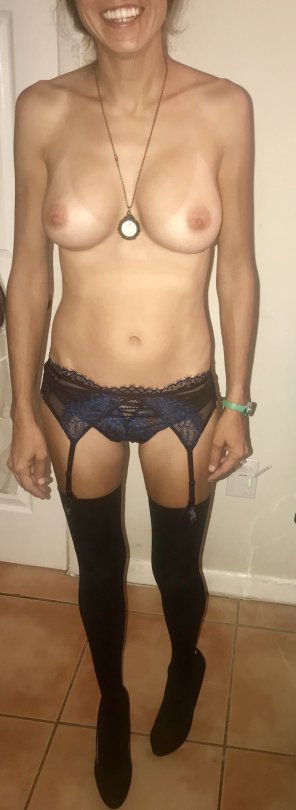 foto amatoriale Garter belt from the front
