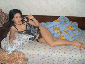 zdjęcie amatorskie wife-with-sexy-lingerie-showing-shaved-pussy-gelery-4