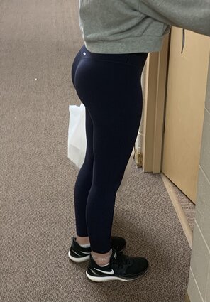 amateur photo Blue leggings, round booty