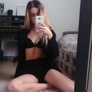 foto amadora Cute pale blonde in black underwear