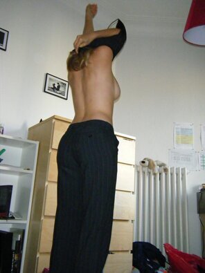 3661984-private-photos-1122-163_296x1000