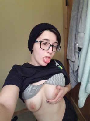 zdjęcie amatorskie I'm at a Smash Bros Ultimate party but I'm also tipsy so here's my tits [F]