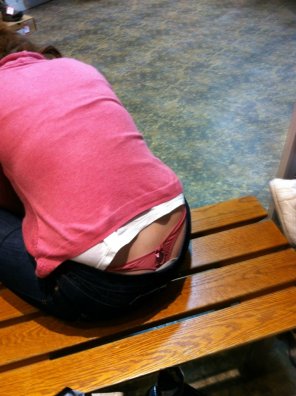 foto amadora Pink whale tail spotted on a public bench