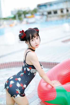 foto amadora KimemeOwO (木绵绵OwO) No. 8 - 草莓泳衣 (1)
