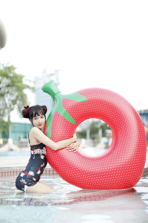 foto amadora KimemeOwO (木绵绵OwO) No. 8 - 草莓泳衣 (10)