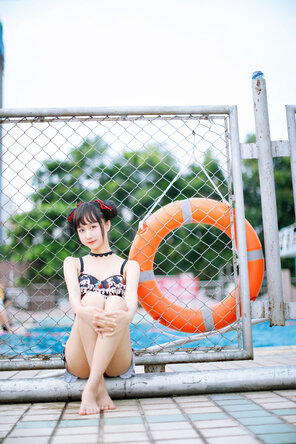 foto amadora KimemeOwO (木绵绵OwO) No. 8 - 草莓泳衣 (21)
