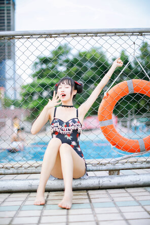 foto amatoriale KimemeOwO (木绵绵OwO) No. 8 - 草莓泳衣 (22)