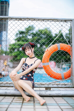 foto amatoriale KimemeOwO (木绵绵OwO) No. 8 - 草莓泳衣 (23)