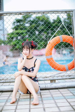 foto amadora KimemeOwO (木绵绵OwO) No. 8 - 草莓泳衣 (25)