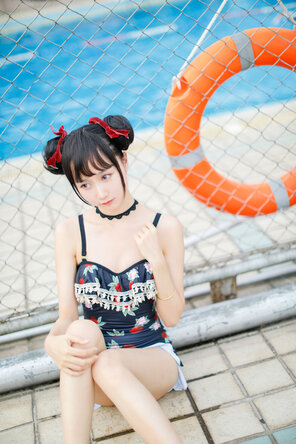 foto amadora KimemeOwO (木绵绵OwO) No. 8 - 草莓泳衣 (26)