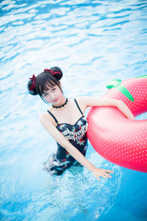 foto amadora KimemeOwO (木绵绵OwO) No. 8 - 草莓泳衣 (29)
