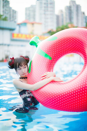 foto amatoriale KimemeOwO (木绵绵OwO) No. 8 - 草莓泳衣 (30)