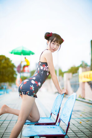foto amatoriale KimemeOwO (木绵绵OwO) No. 8 - 草莓泳衣 (35)