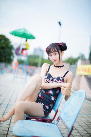 foto amadora KimemeOwO (木绵绵OwO) No. 8 - 草莓泳衣 (38)
